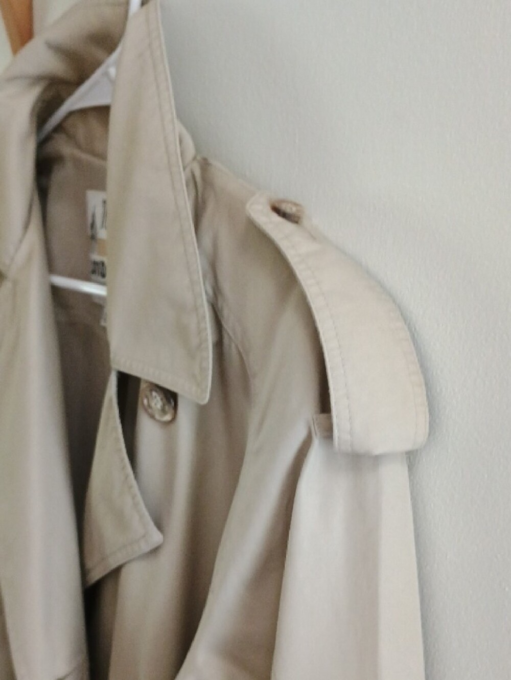 Vintage London Fog Women's Beige Trench Coat - Timeless Double-Breasted Style - Picture 11 of 15